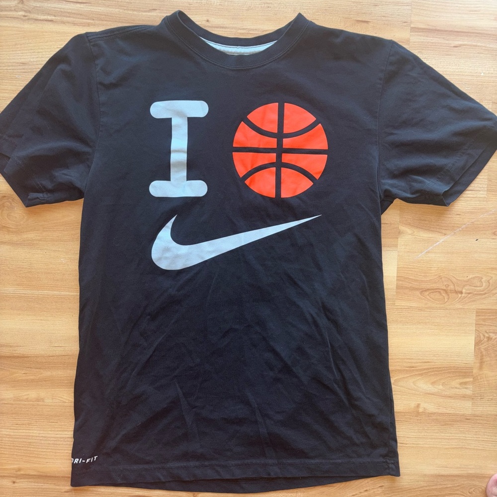NIKE I 🫶🏽 🏀 Tee